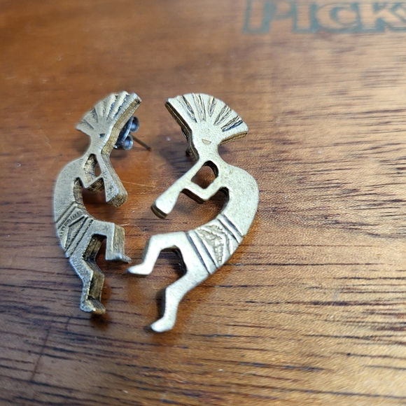 Vintage Brass Tone Metal Kokopelli Pierced Earrings - Picture 8 of 12